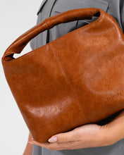Load image into Gallery viewer, Linton Crossbody Large - Tan Pebble