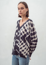 Load image into Gallery viewer, N.29 Cashmere blend Oversized V Neck - White Lines