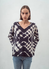 Load image into Gallery viewer, N.29 Cashmere blend Oversized V Neck - White Lines