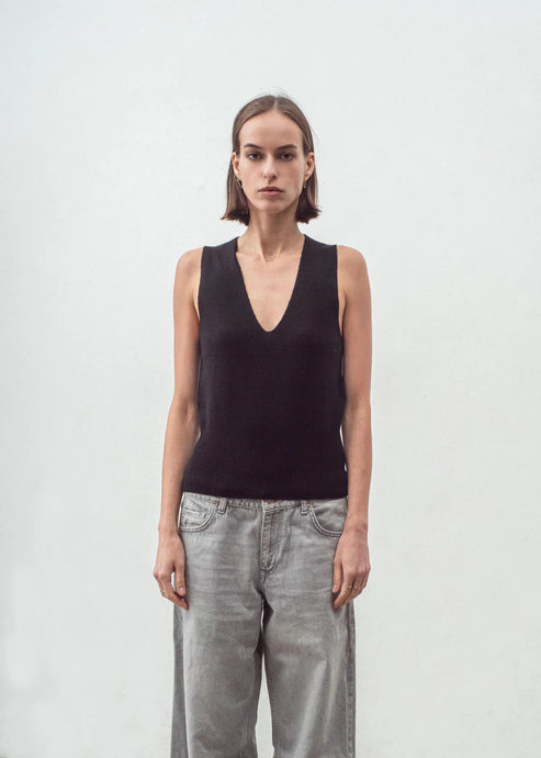 N.35  Cashmere Low V Tank - Black