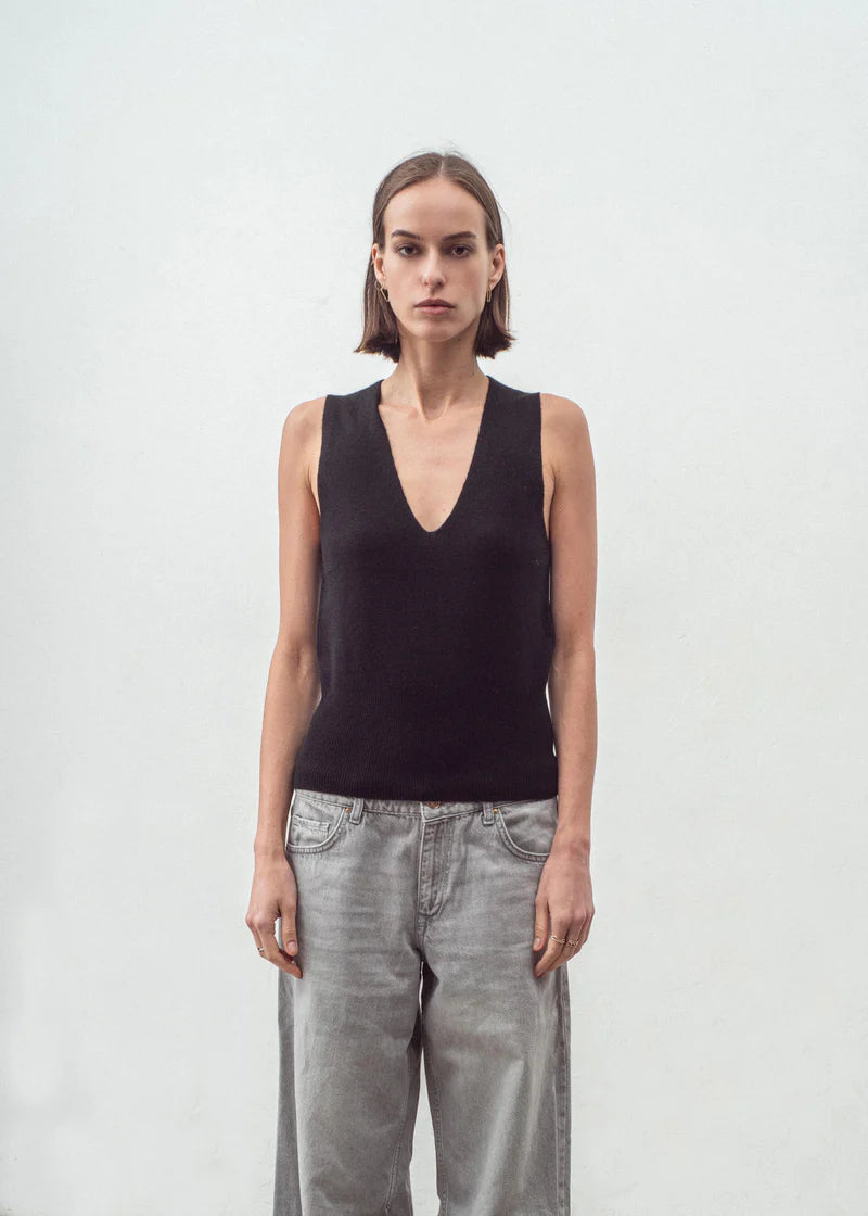 N.35  Cashmere Low V Tank - Black