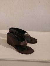 Load image into Gallery viewer, Wedge  Thong - Brown